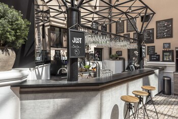 Hotel Bar