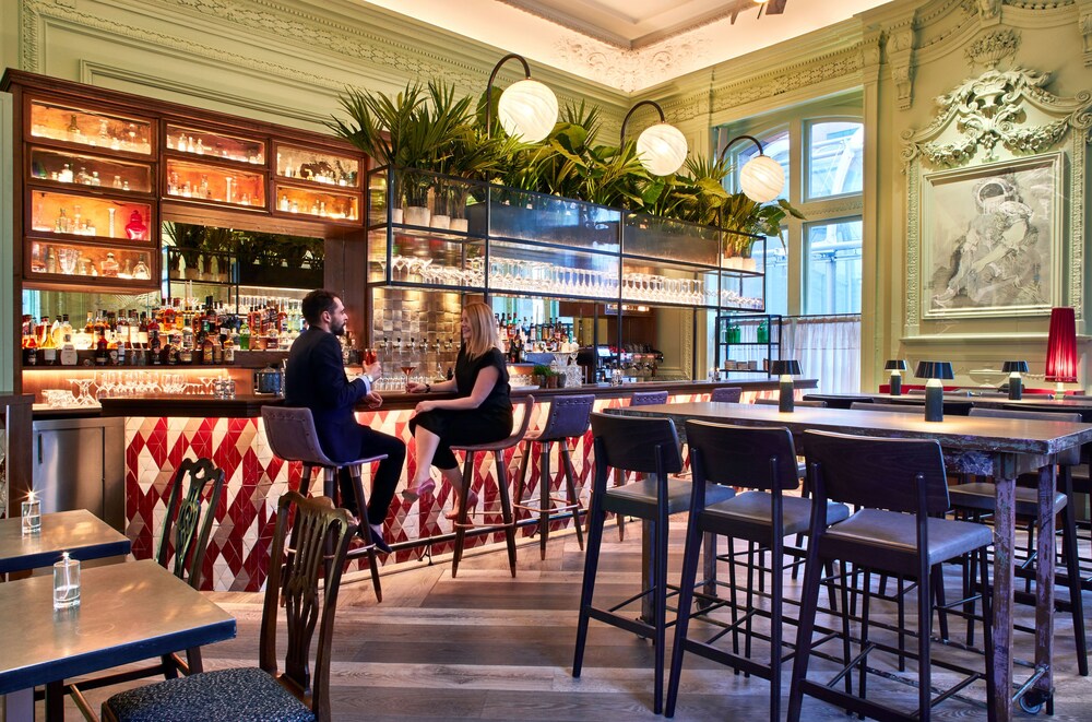 Hotel Bar