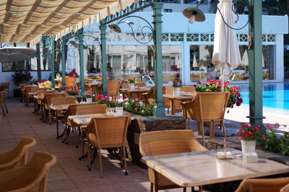 Poolside Bar