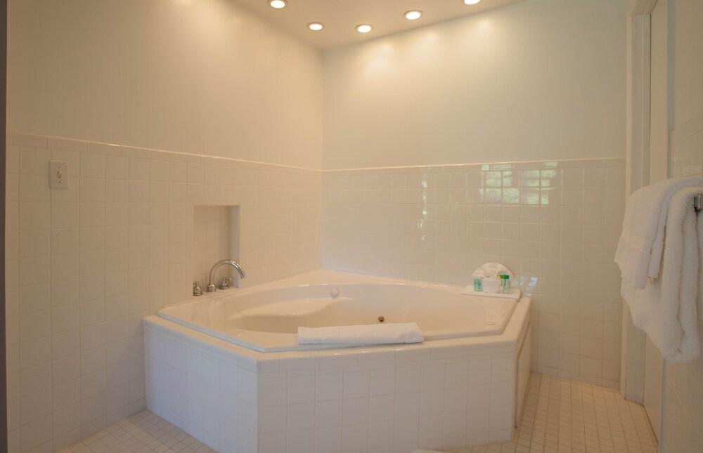 Deep Soaking Bathtub