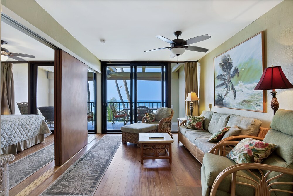 Suite, 1 Bedroom, Oceanfront - Living Room