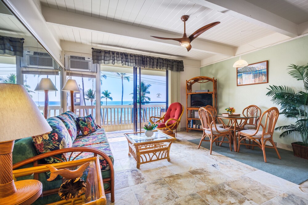 Suite, 1 Bedroom, Oceanfront - Living Room