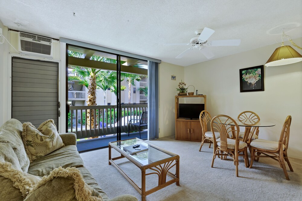 Studio, 1 King or 1 Queen Bed, Partial Ocean View - Living Room