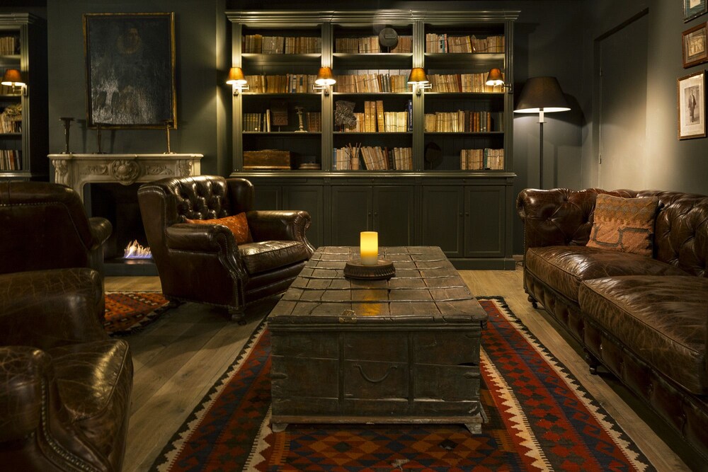 Hotel Lounge