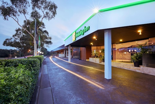 Holiday Inn Warwick Farm, an IHG Hotel