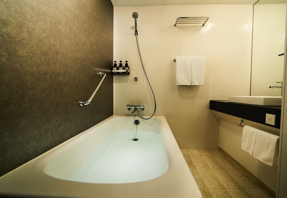 Deep Soaking Bathtub
