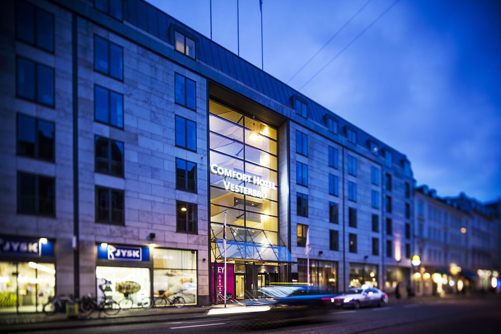 Hotellets facade - aften/nat
