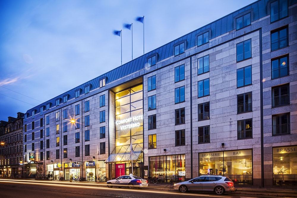 Hotellets facade - aften/nat