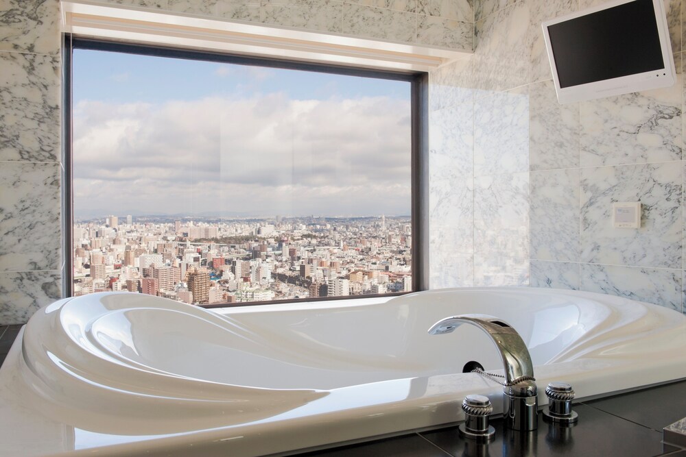 Deep Soaking Bathtub