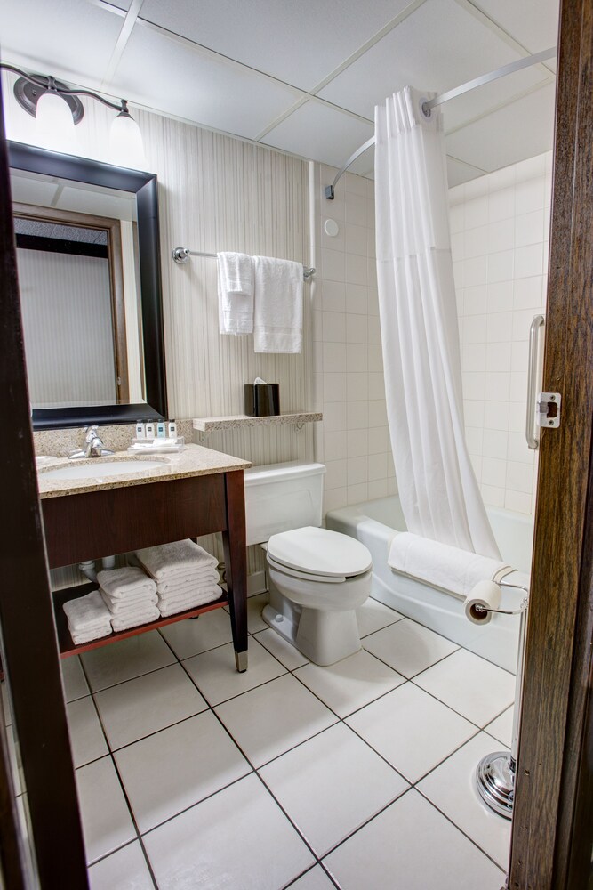 Bathroom, Country Inn & Suites by Radisson, Traverse City, MI