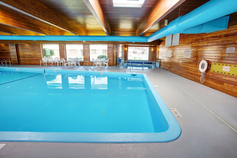 Pool, Country Inn & Suites by Radisson, Traverse City, MI