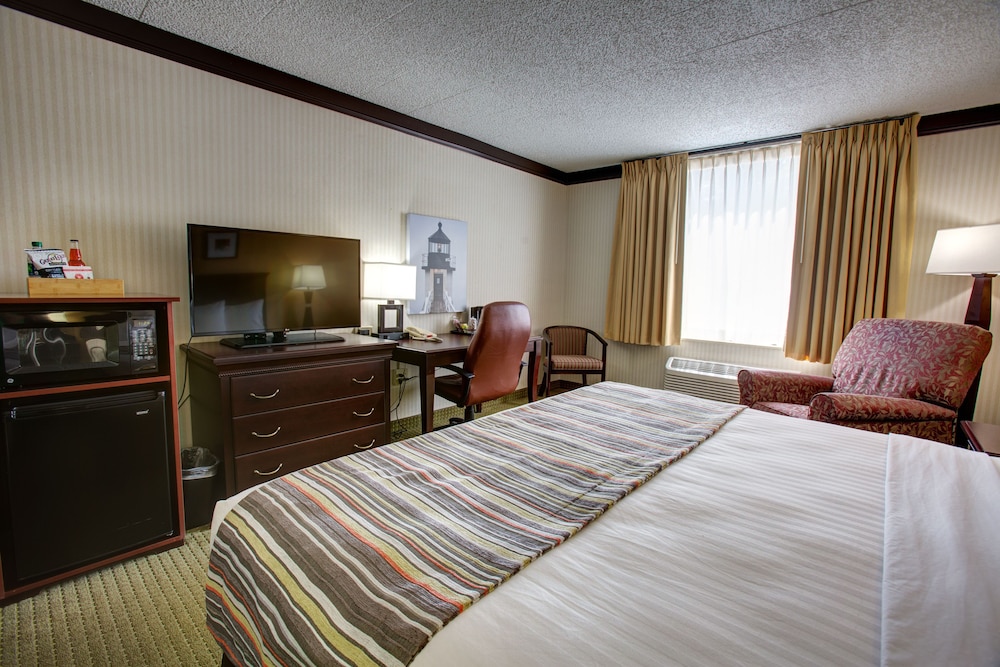 Room, Country Inn & Suites by Radisson, Traverse City, MI