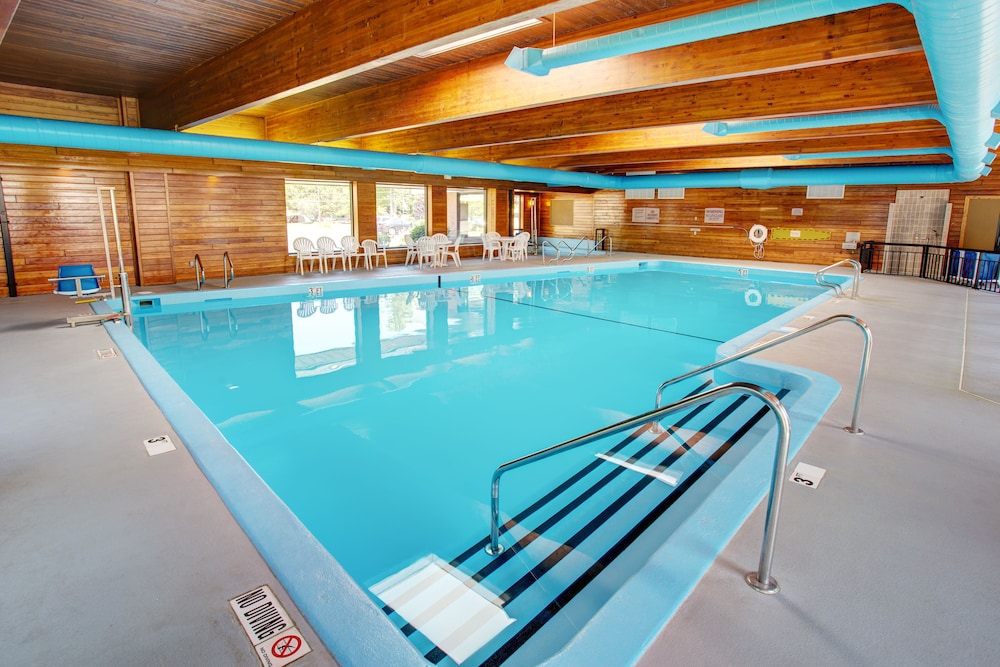 Indoor pool, Country Inn & Suites by Radisson, Traverse City, MI