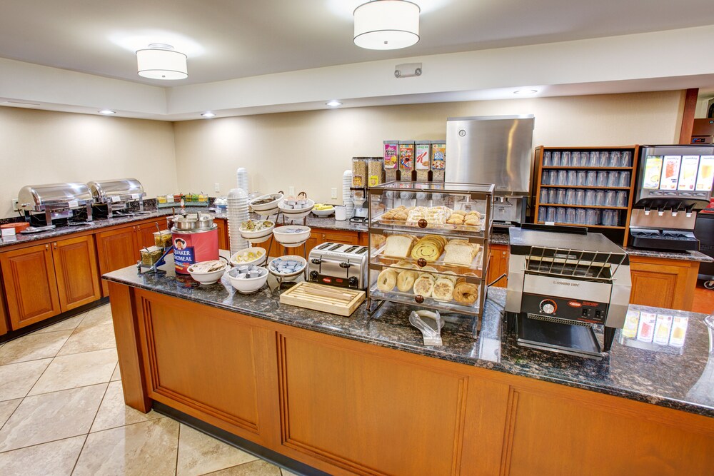 Breakfast area, Country Inn & Suites by Radisson, Traverse City, MI