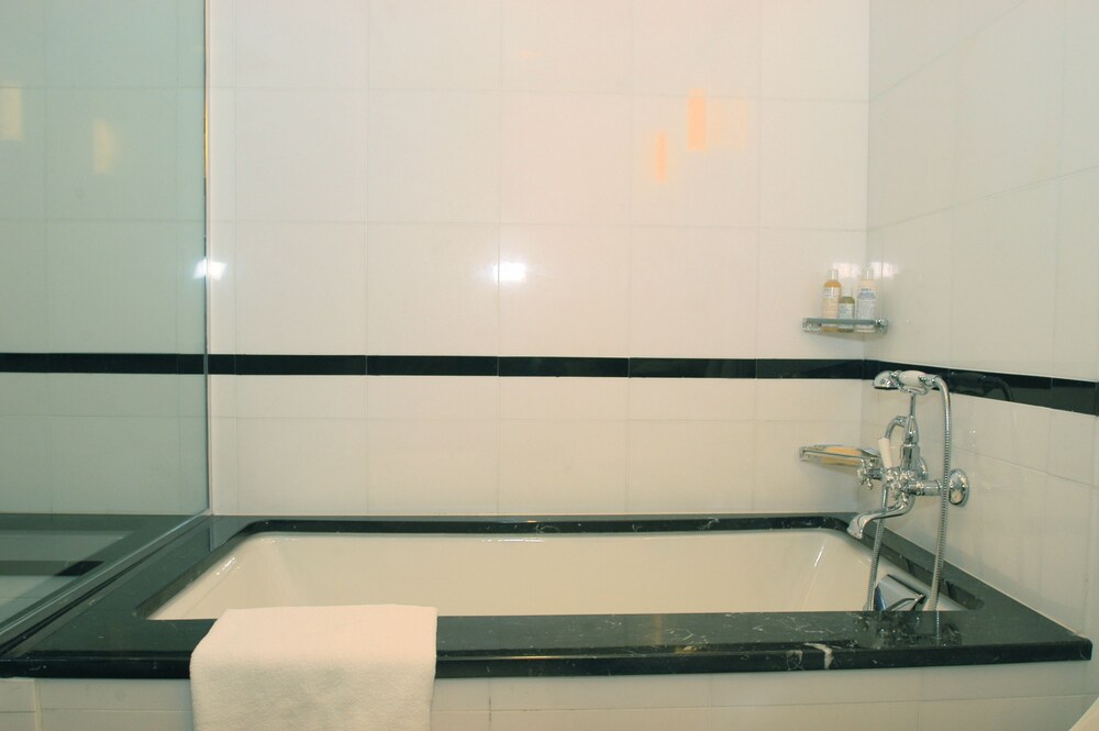 Deep Soaking Bathtub