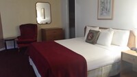 King bed Pool View