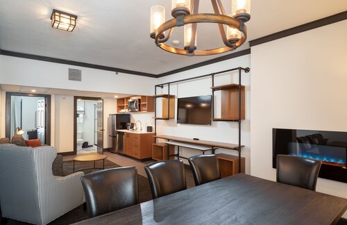 The Craftsman Inn & Suites