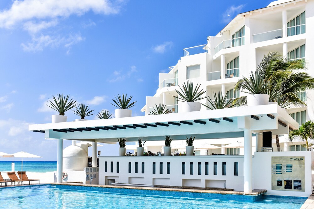 Poolside Bar