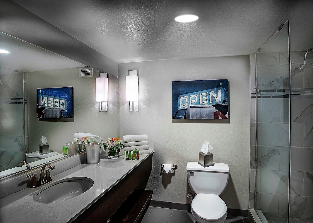 Bathroom, The STRAT Hotel, Casino & Skypod, BW Premier Collection