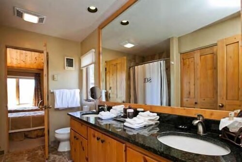 Studio, 1 Queen Bed, Kitchen - Bathroom