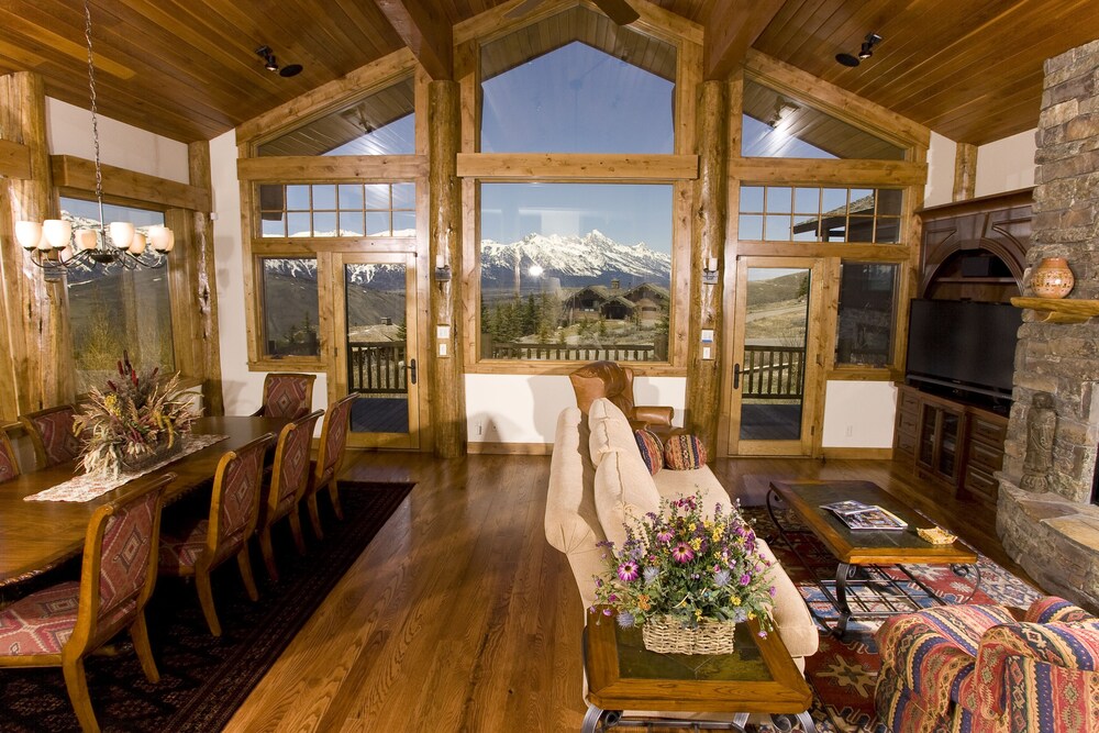 Luxury House, 4 Bedrooms, Mountain View - Living Area