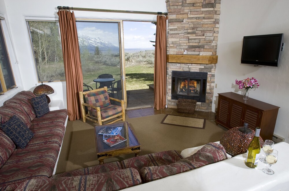 Studio, 1 Queen Bed, Kitchen - Living Area