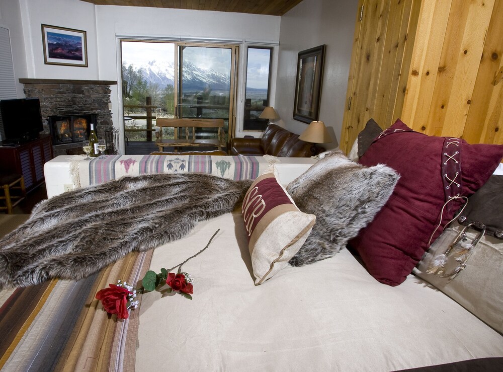 Studio, 1 Queen Bed, Kitchen - Living Area