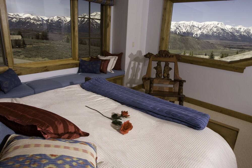 Luxury House, 4 Bedrooms, Mountain View - Guestroom View