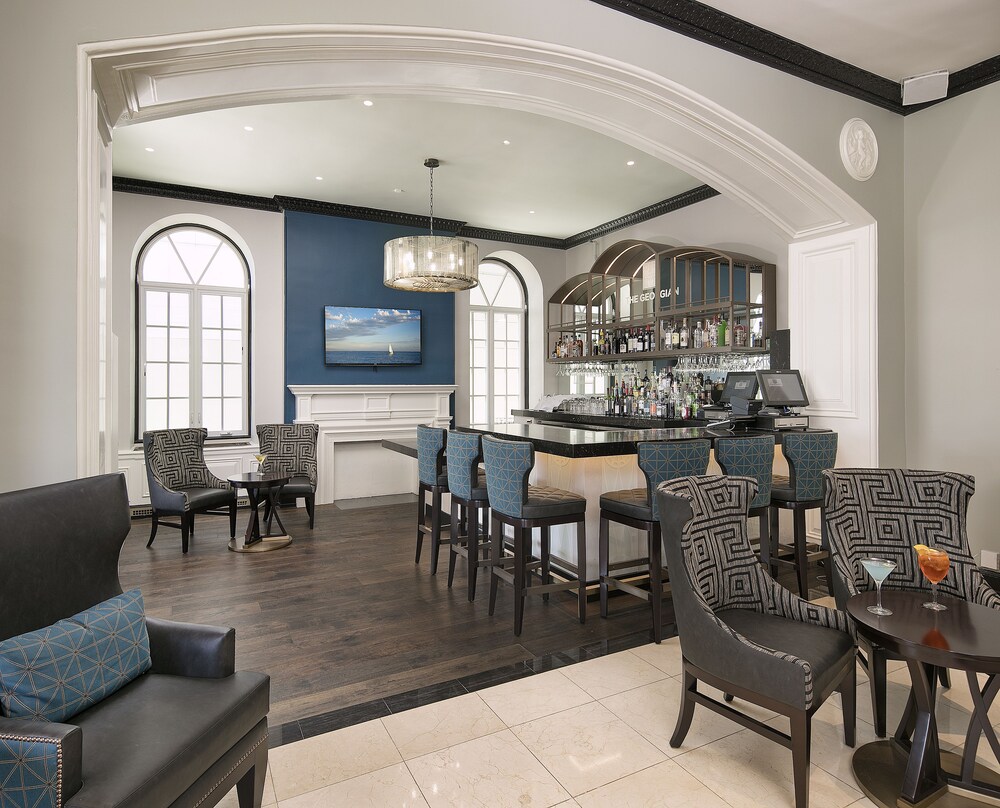Hotel Bar