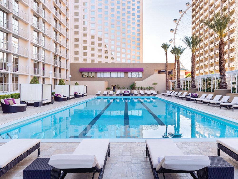 Outdoor pool, Harrah's Hotel and Casino Las Vegas