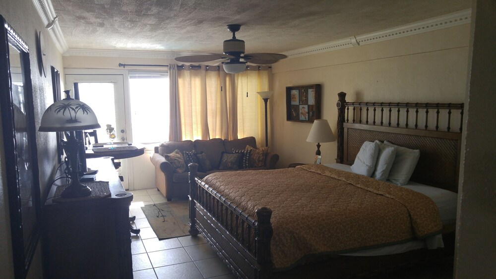 Studio, 2 Double Beds, Oceanfront - Guestroom