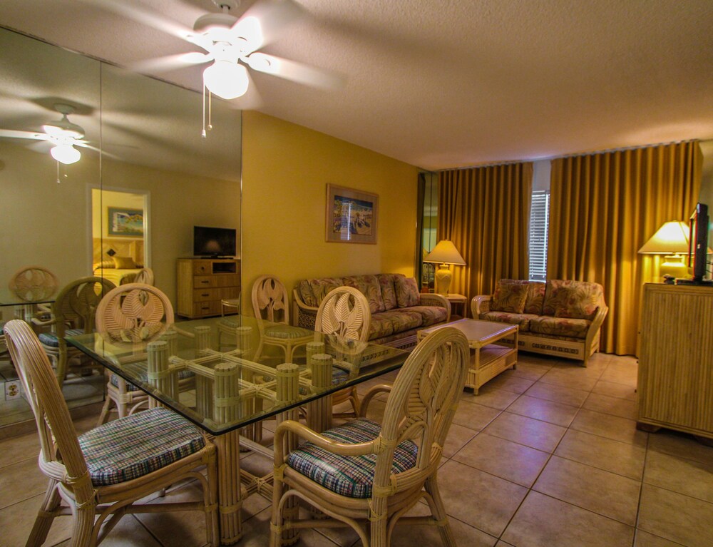 Suite, 1 Bedroom - Living Room