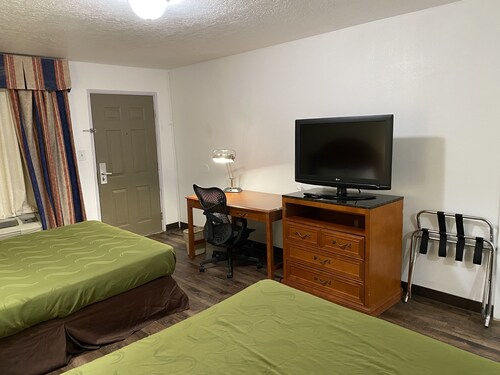 Desert Sands Inn & Suites