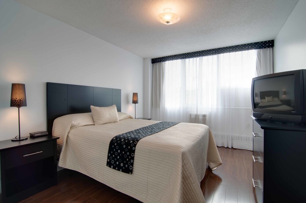 Suite , Queen Bed, Wooden Floor - Guestroom