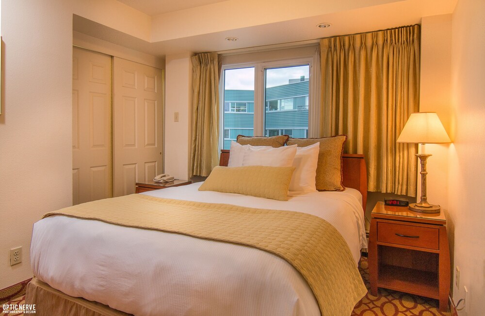 Suite, 1 Queen Bed with Sofa bed - Guestroom