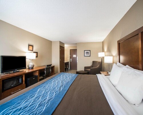 Comfort Inn & Suites Hazelwood - St. Louis