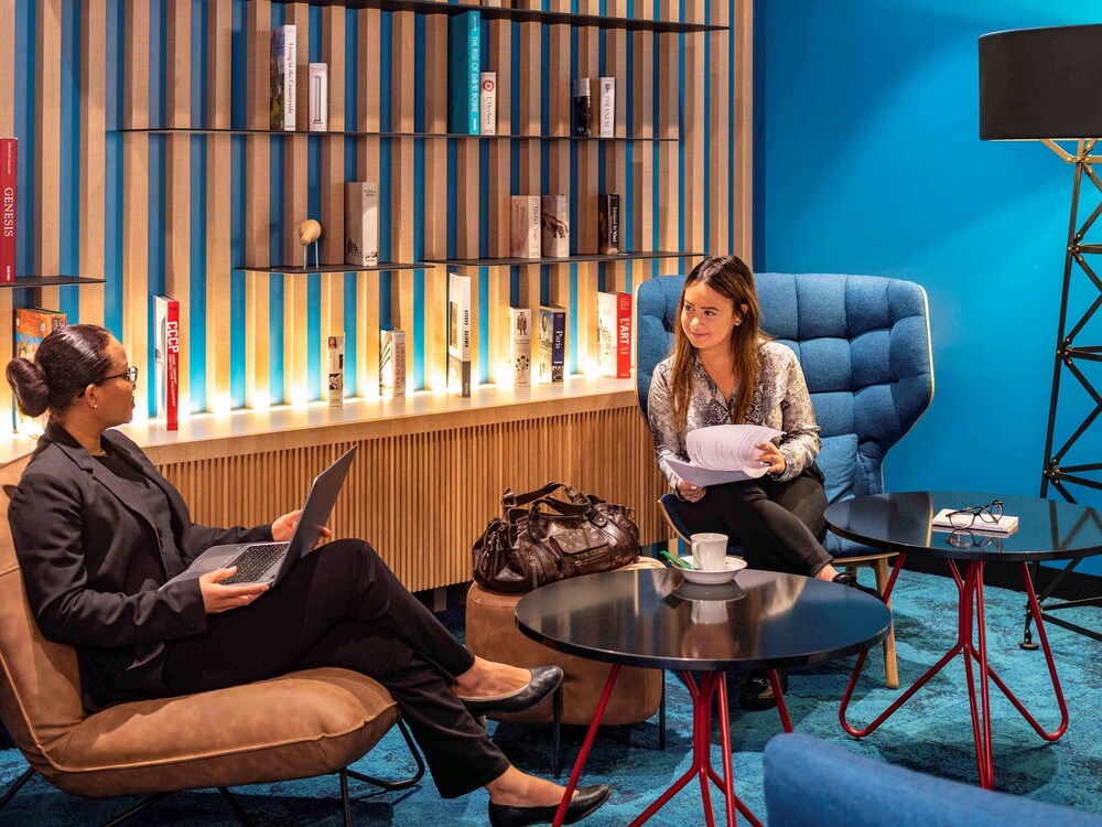 Lobby sitting area, ibis Paris CDG Airport