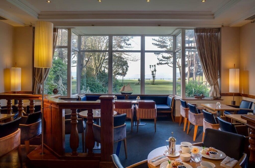 Hotel Lounge