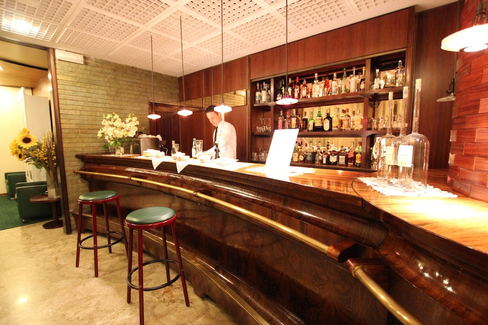 Hotel Bar