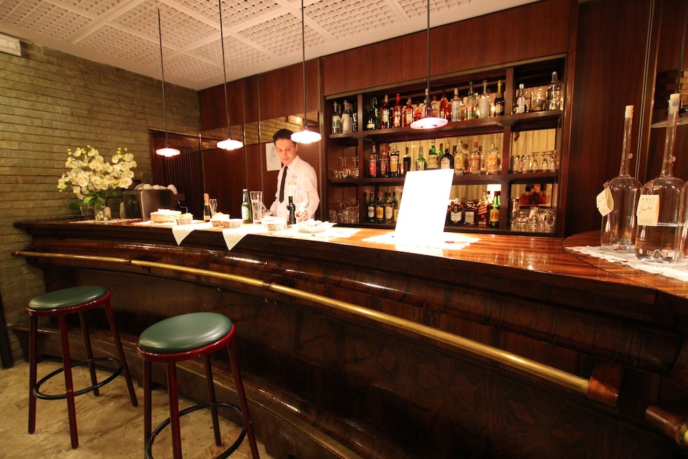 Hotel Bar