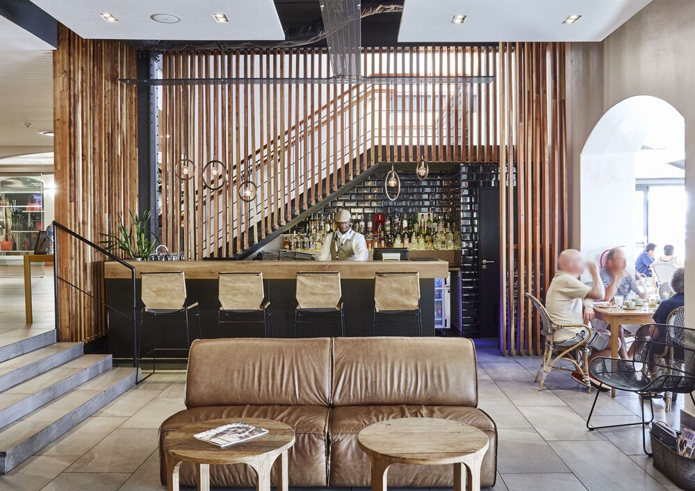 Hotel Bar