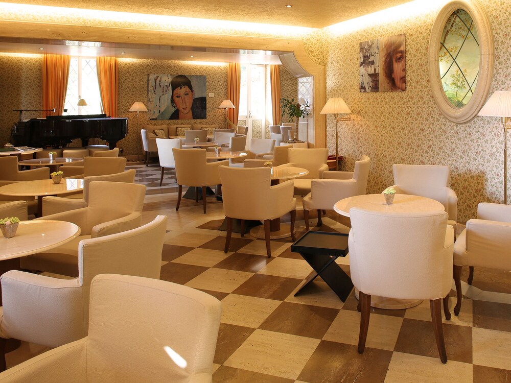 Hotel Bar