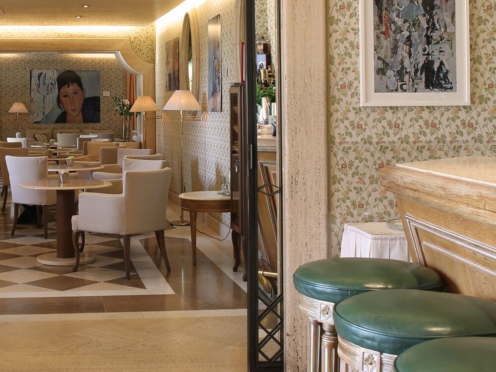 Hotel Bar