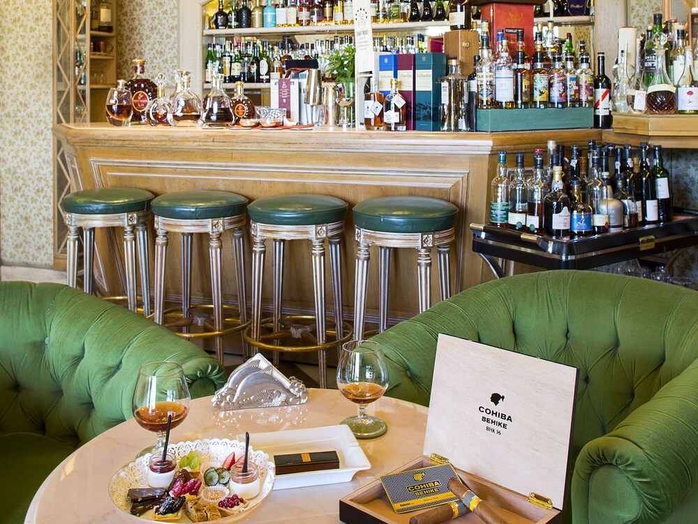 Hotel Bar