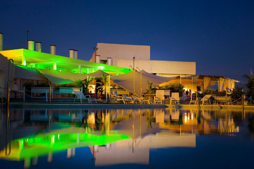 Poolside Bar