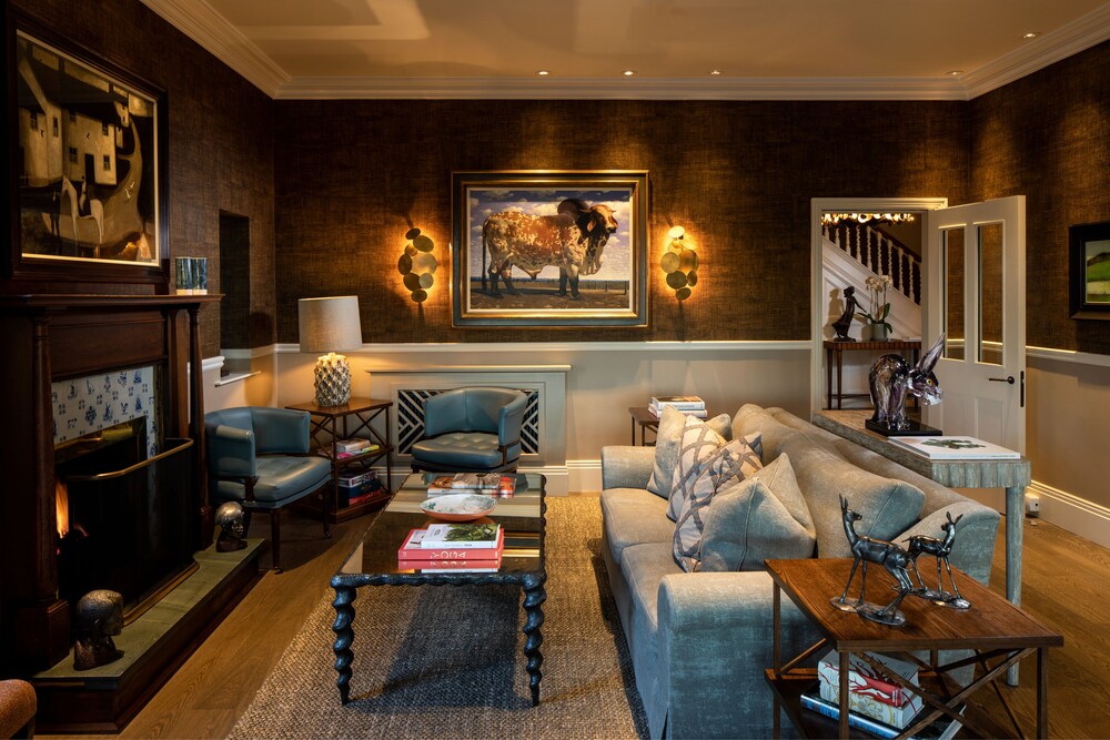 Hotel Lounge
