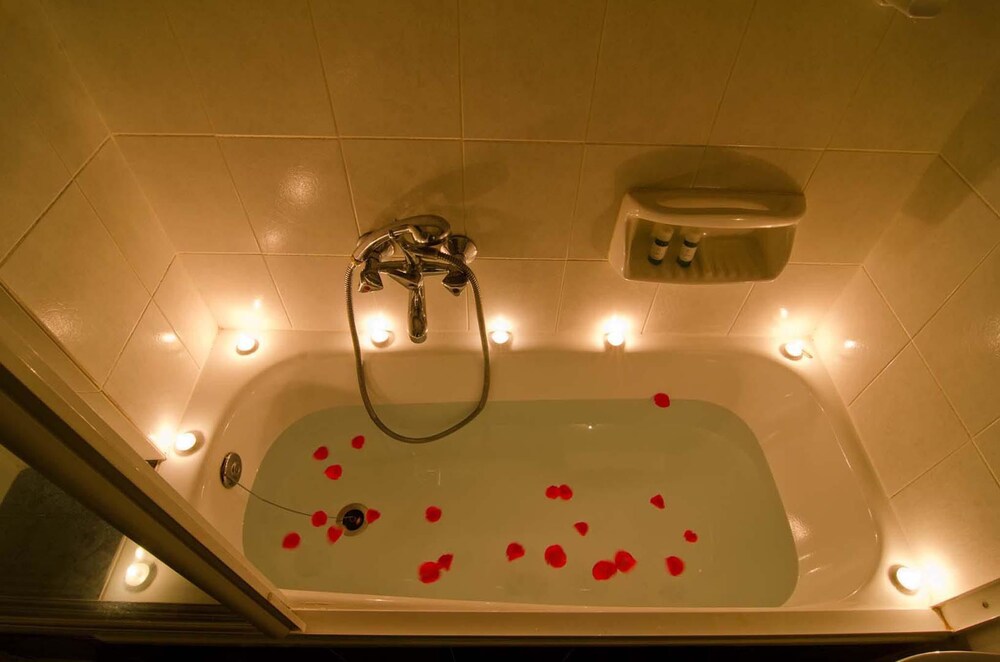 Deep Soaking Bathtub