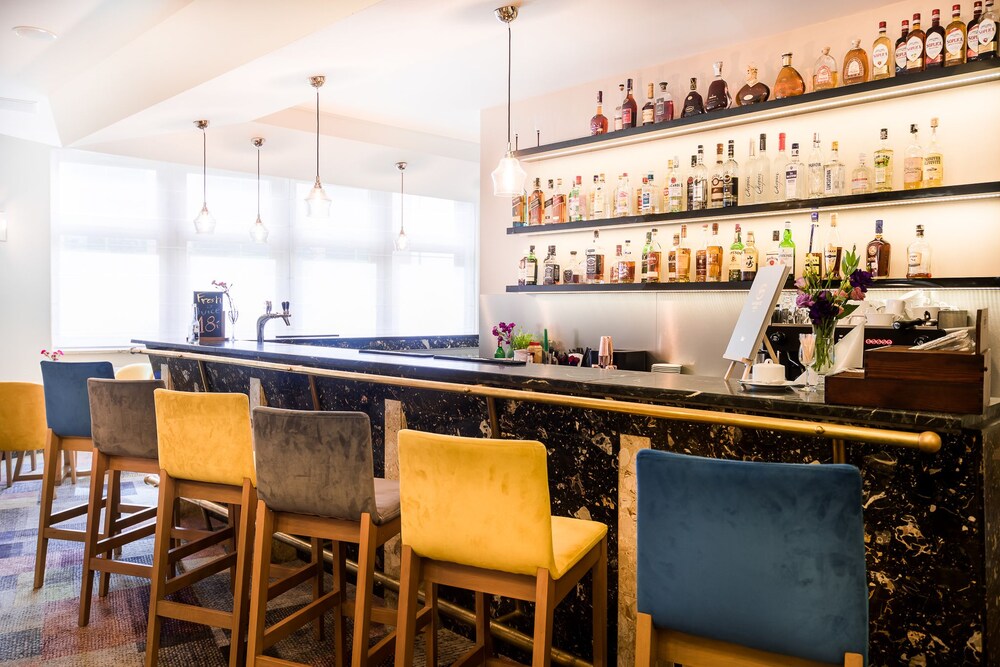 Hotel Bar