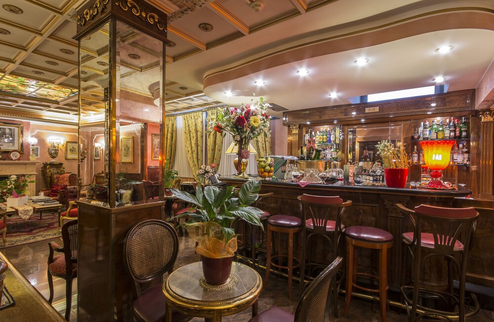 Hotel Bar