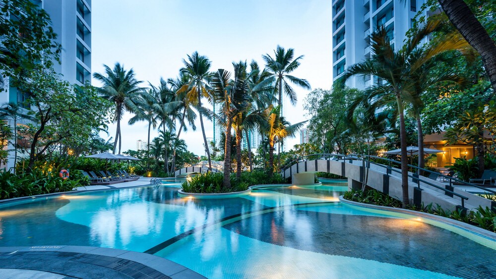 Outdoor pool, Chatrium Residence Sathorn